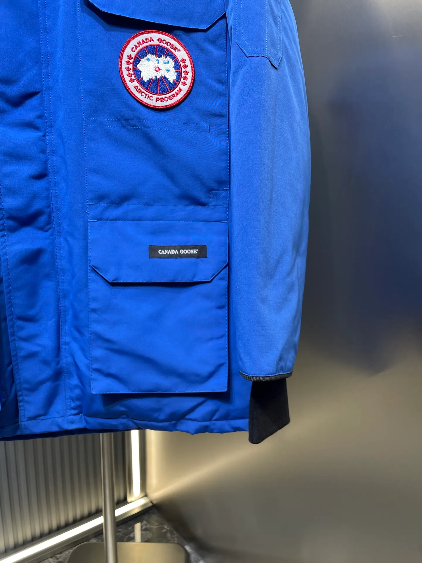 P910 special version 🌟 🇨🇦CANADA GOOES 24 new models 08 models/couple models Factory direct supply: supplying global purchasing agents, micro-business, entities, Tmall, high-end stalls and studio cooperation, free shipping! Canada Goose Expedition Parka 2008 is the same style for men and women. It is mid-length and the most timeless classic. All Arctic and Antarctic scientific expedition teams choose Canada Goose as their cold-proof equipment. It is the Rolls-Royce of down jackets. ➖ Industry-leading anti-counterfeiting chip sensing. ➖ Imported Behringer embroidery machines and customized embroidery labels, the highest level and industry leading. ➖ Imported Korean 21-count polyester-cotton blended original fabric, TC85 waterproof coated fabric, water-repellent, windproof and wear-resistant. ➖ The new national standard 80 white duck down is filled with an average of 520 grams of down. The amount of down filled is industry-leading. ➖ 100% nylon lining with double double-layer sealing design to prevent velvet running, and seamless thread design on the cuffs! ➖ Western Canadian Green Wolf Collar. ➖ Yoshida YKK provides original factory-customized electroplated sliders. YKK two-way lockable zippers are tight and smooth and do not peel off paint. ➖ 3M composite Velcro is durable and the accessories and hardware are all custom-made. Note: Our copywriting is only simple and clear. Instead of bragging about the copywriting, it is better to compare and understand with samples. Only for the purest goose, the most dedicated, the most professional, the highest quality, the highest cost performance!  Size:XS-XXL